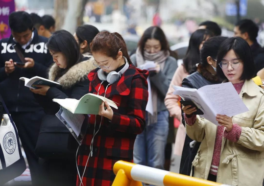 2024年公务员考试年龄限制在哪一年2